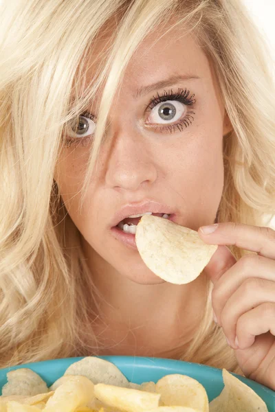 Женщина в шоке от укуса чипа — стоковое фото