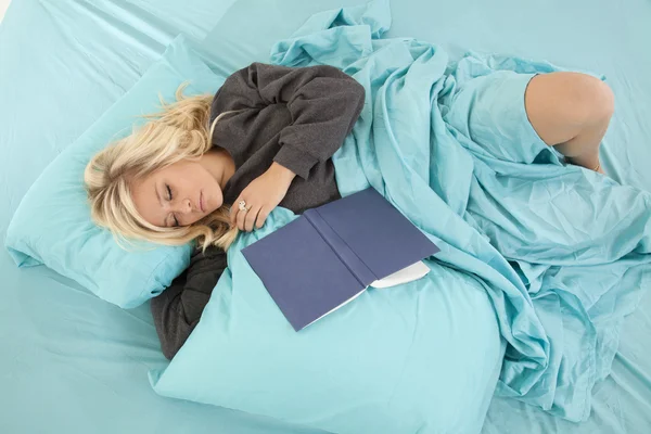 Mujer sueño cama libro —  Fotos de Stock