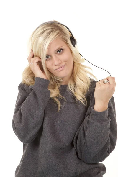 Frau mit Kopfhörer sieht aus — Stockfoto