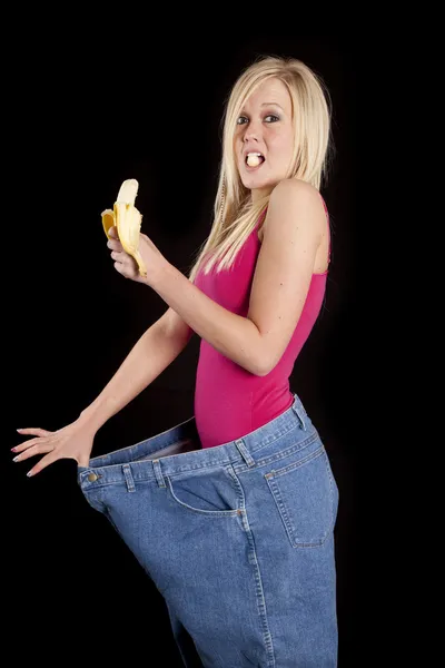 Великі штани їдять банан на чорному — стокове фото