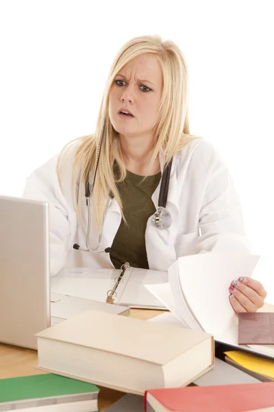 Doctor surprised at computer — Stock Photo, Image
