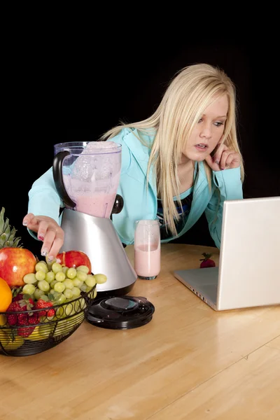 Woman laptop making smoothie — Stock Photo, Image
