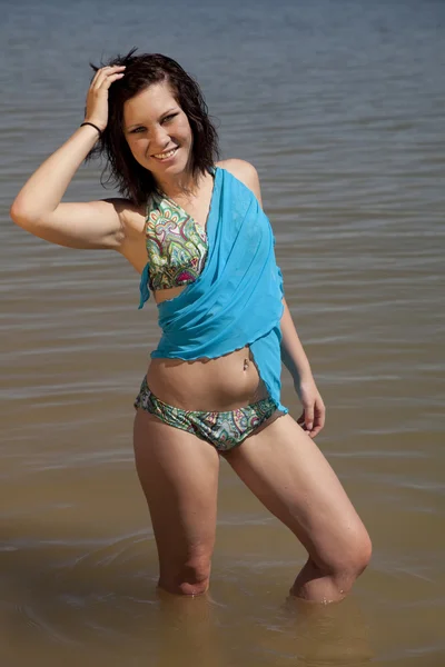 Bikini donna avvolto in acqua sarong — Foto Stock