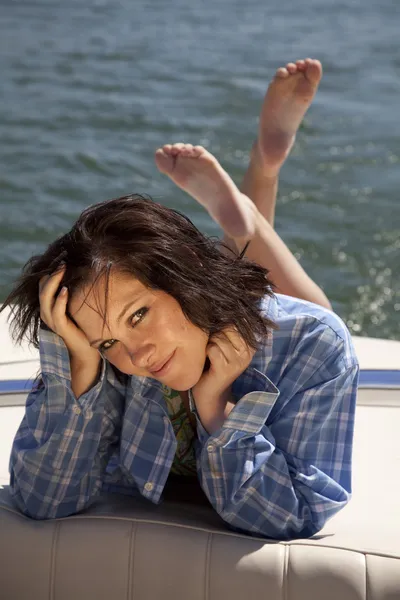 Mide kadın tekne gömlek üzerinde yatıyordu — Stok fotoğraf