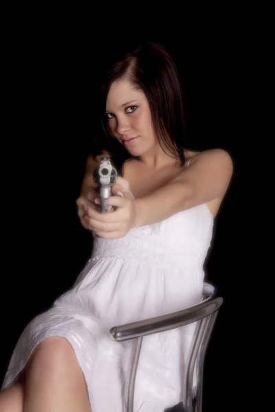 Mulher vestido branco apontando arma — Fotografia de Stock
