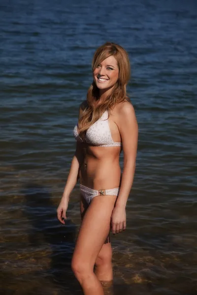 Kadın bikini stand su — Stok fotoğraf