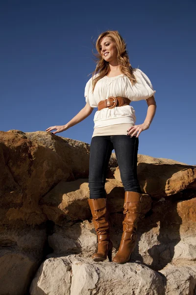 女性の白いトップ立っている岩 — ストック写真