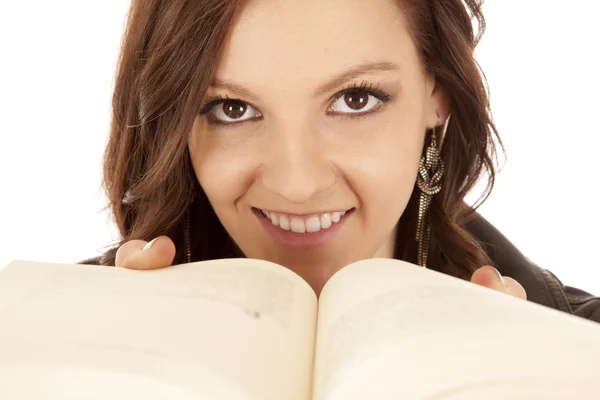 Vrouw boek dicht bij gezicht lachend — Stockfoto