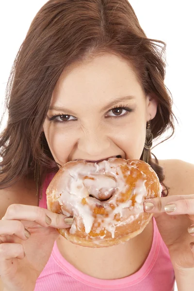Mulher perto mordendo donut — Fotografia de Stock