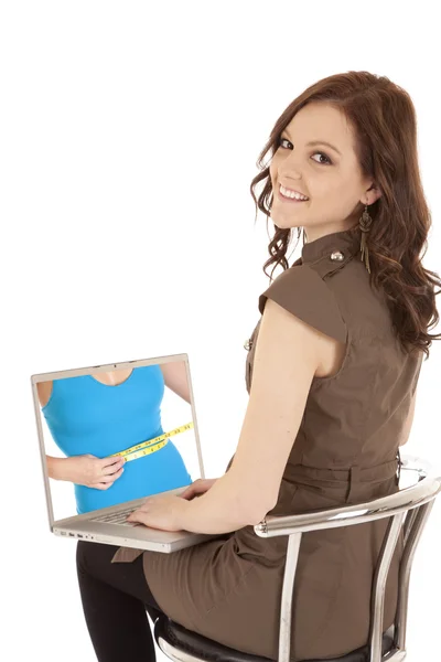 Frau mit Computerbildschirm zufrieden — Stockfoto