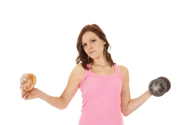 Donna con pesi e cibo spazzatura — Foto Stock