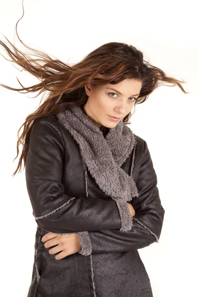 Szary płaszcz kobieta wygląd włosów cios — Zdjęcie stockowe