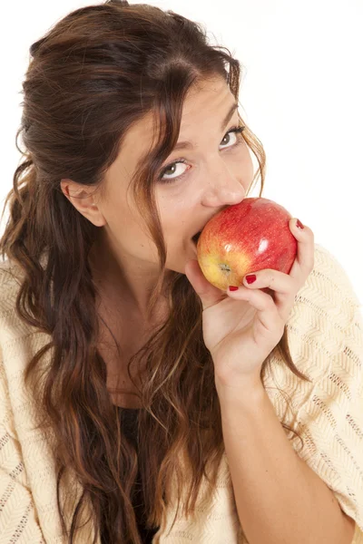 女人咬到一个苹果 — 图库照片