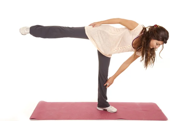 Yoga tapete vermelho uma perna — Fotografia de Stock