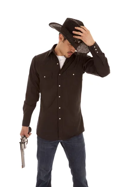 Cowboy segurando chapéu e arma — Fotografia de Stock