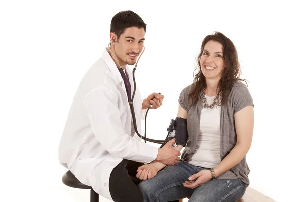 Médico verificar a pressão arterial sorriso — Fotografia de Stock
