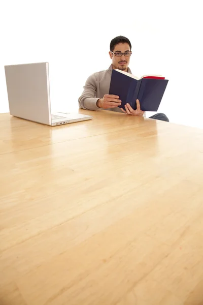 Człowiek duży stół czytania — Zdjęcie stockowe