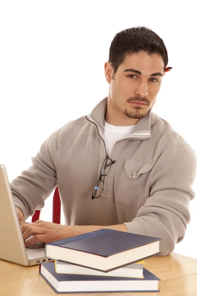 Muž s knihami a laptop — Stock fotografie