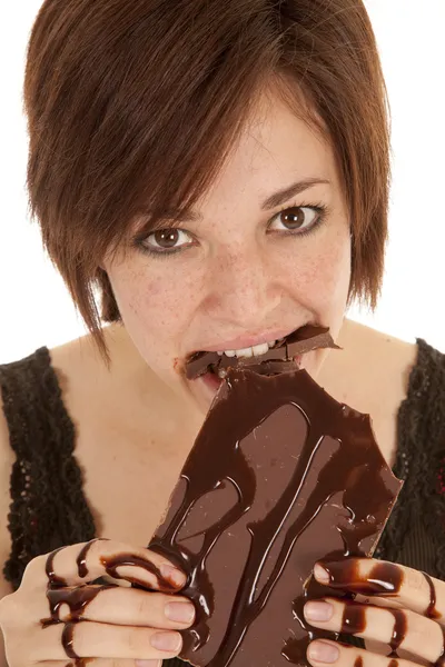 Hände mit Schokolade bedeckt — Stockfoto