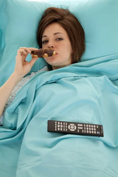 Eten in bed — Stockfoto