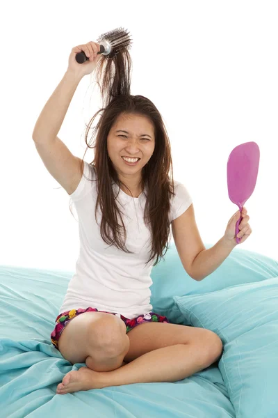 Escova cama de cabelo dói — Fotografia de Stock