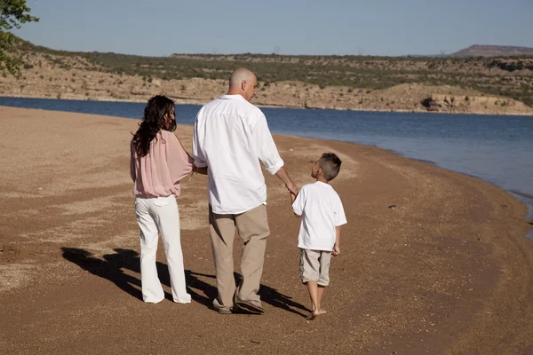 Famiglia spiaggia a piedi back — Foto Stock