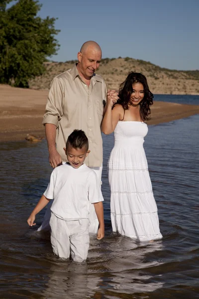 Famille en blanc dans l'eau — Photo