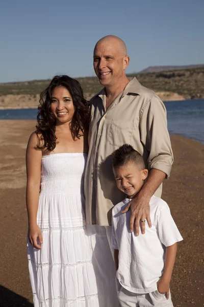 Familjen på stranden pose — Stockfoto