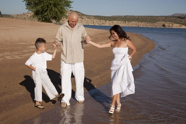 Familjen vada på stranden vit — Stockfoto