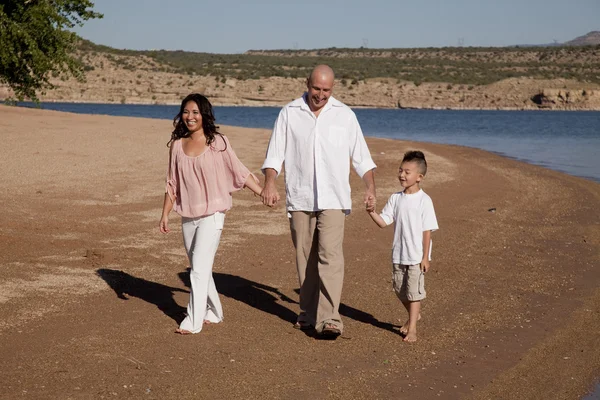 Famiglia che cammina sulla spiaggia felice — Foto Stock