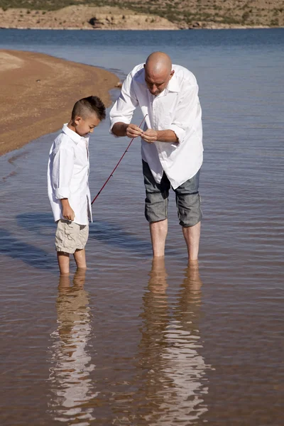 Baba oğul balık tutmayı öğretmek — Stok fotoğraf