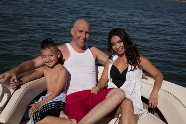 Szczęśliwa rodzina łódź łuk — Zdjęcie stockowe