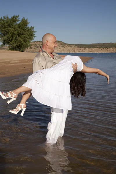 Hålla vatten vit klänning luta tillbaka — Stockfoto