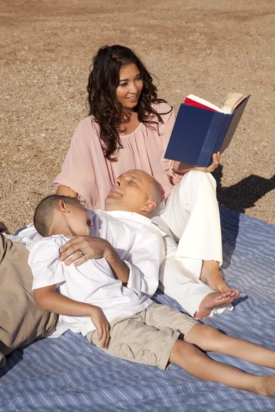 Женщина читает семейный песок — стоковое фото