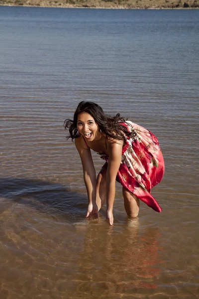 Žena připravena proti stříkající vodě — Stock fotografie