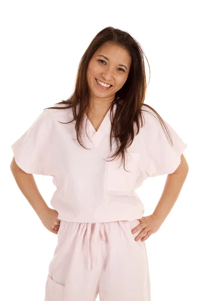 Mujer scrubs sonrisa stand — Foto de Stock