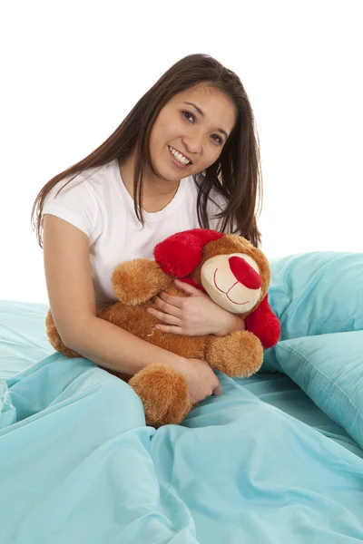 Žena sedí v posteli medvěd — Stock fotografie