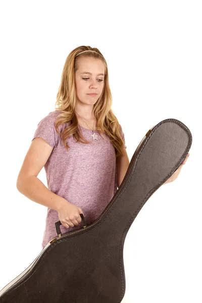 Menina segurando caso guitarra — Fotografia de Stock