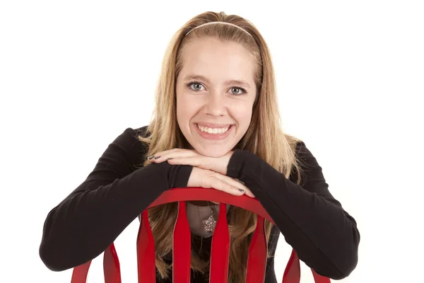 Девушка красный стул улыбка назад — стоковое фото