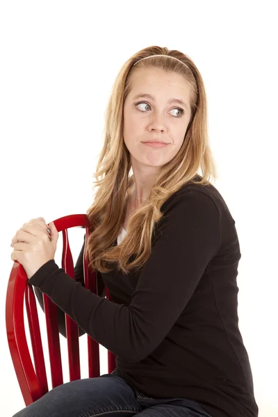 Meisje rode stoel denk blik terug — Stockfoto