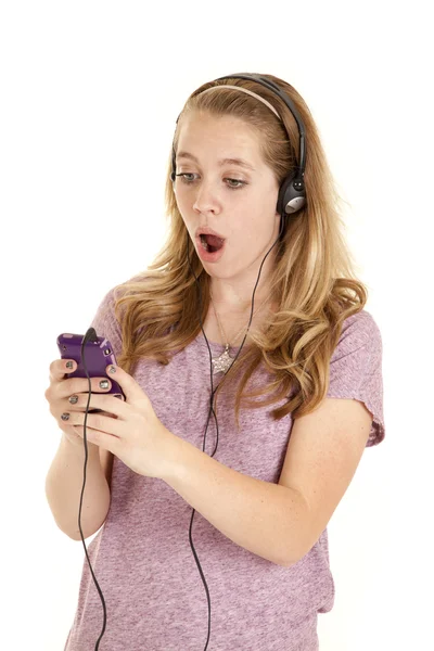 Chica sorprendida escuchar música — Foto de Stock