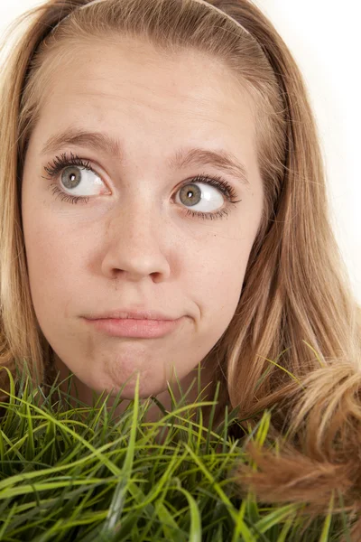 Tvář dívky tráva — Stock fotografie
