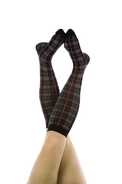 Zwarte en roze sokken benen gekruist tenen samen — Stockfoto