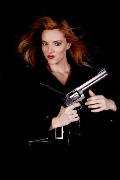 Blond met pistool omhoog — Stockfoto