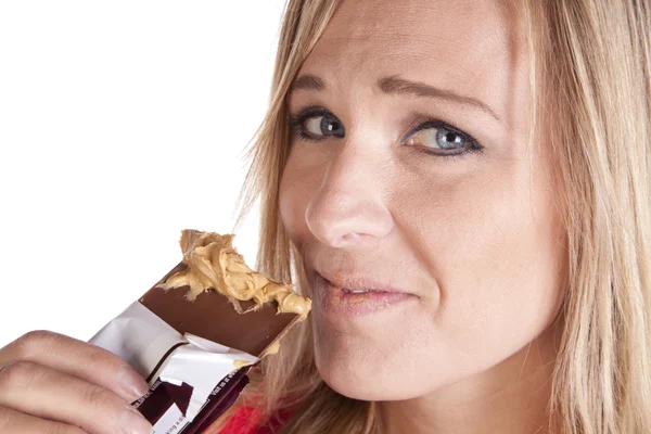 Sluit vrouw pindakaas chocolade — Stockfoto