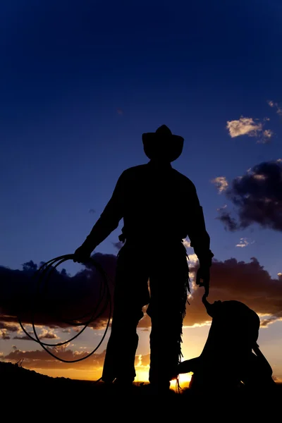 Cowboy met zadel op grond — Stockfoto