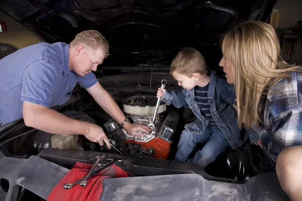 Family working on car — Stock Photo, Image