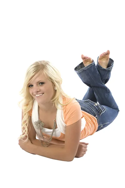 Chica acostada en el estómago en camisa naranja — Foto de Stock