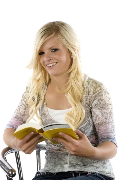 Menina lendo livro amarelo . — Fotografia de Stock