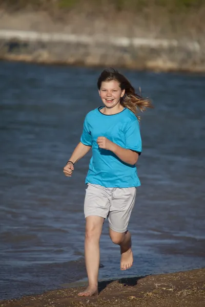 ビーチで走っている女の子 — ストック写真